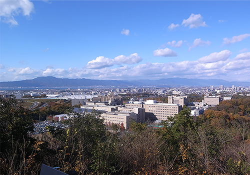 写真5-4-18　牟礼山からキャンパスを眺める