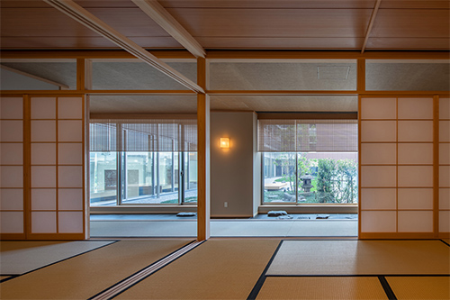 写真w-8　日本庭園を眺め四季を感じられる茶室