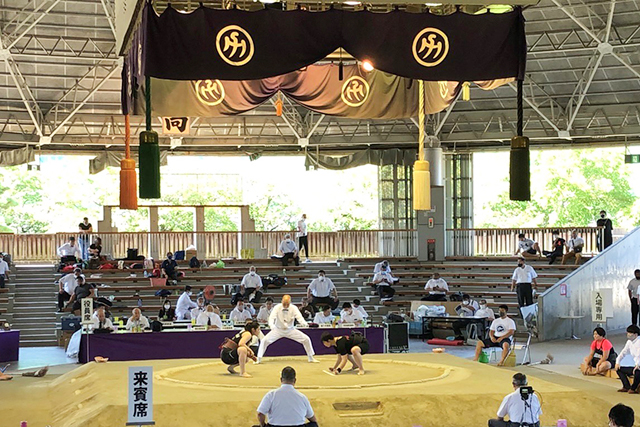 全日本女子相撲選手権大会で土俵に立ち、相手と向かい合う松本さん