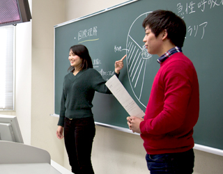 研究科での学び ‐STUDY‐ 3つのコースを中心とした多様な科目展開と、<br>「教職専門研修」での実践的な学び