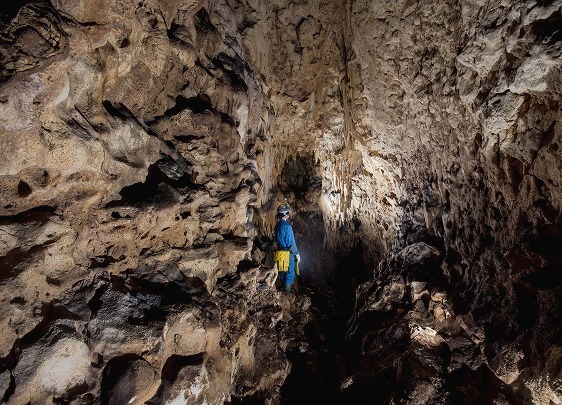 759 -  インドネシアで前人未到の洞窟に挑む～新たな洞窟を発見し、学会で発表～