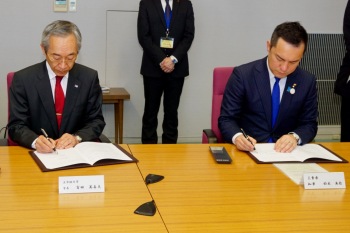 協定書にサインする鈴木英敬・三重県知事（右）と吉田美喜夫・立命館大学学長（左）