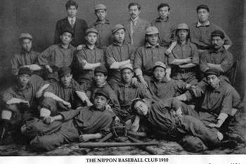 写真：バンクーバー朝日軍の前身である日本野球倶楽部（児玉氏は最後列中央）
