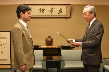 吉田学長より高橋教授に賞状が授与された