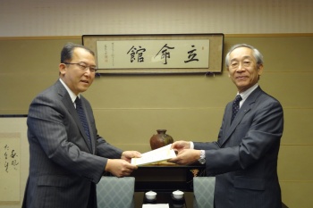 桂教授（左）と吉田学長