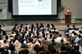 日経新聞を広げる学生たち