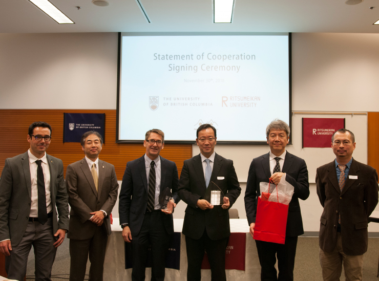 [左から]Boris Stoeber教授（UBC 応用科学部）、 小西聡 教授、James Olson 教授、羽鳥隆 総領事、 篠田博之 研究部長、Mu Chiao教授（UBC応用科学部）