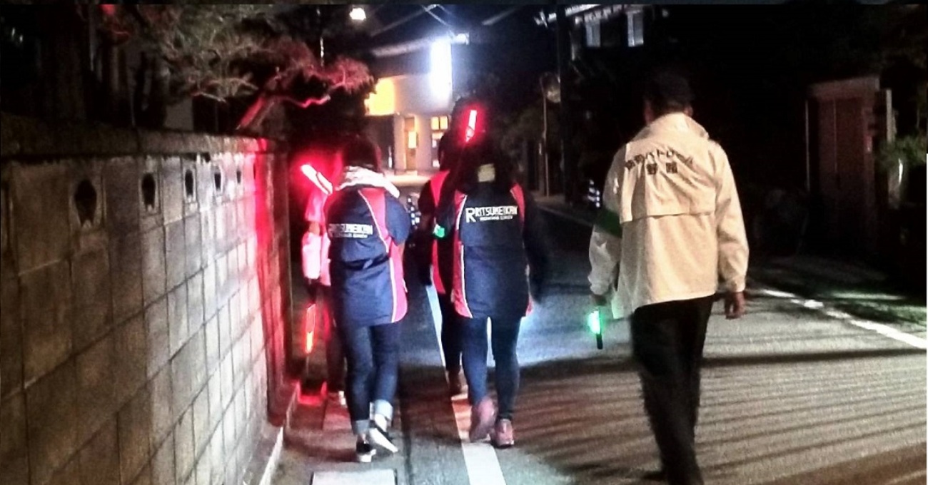 草津市野路の防犯意識を高める夜間パトロールに体育会の学生が参加