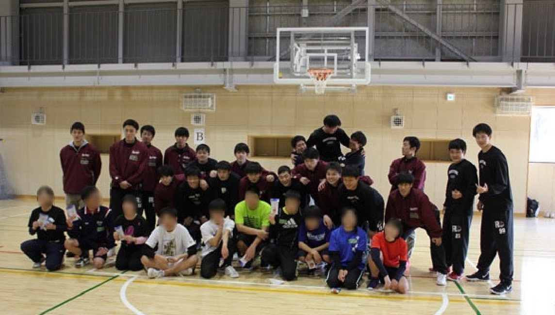 体育会男子バスケットボールの学生と草津養護学校の生徒