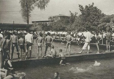 学園初のプール1