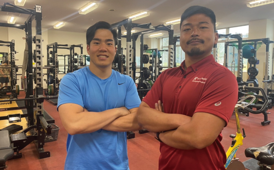 左から岩田駿亮さん（スポーツ健康科学部3回生）、橘勇氣S&Cコーチ