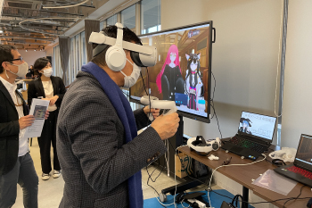 VR仮想空間を体験する森島理事長