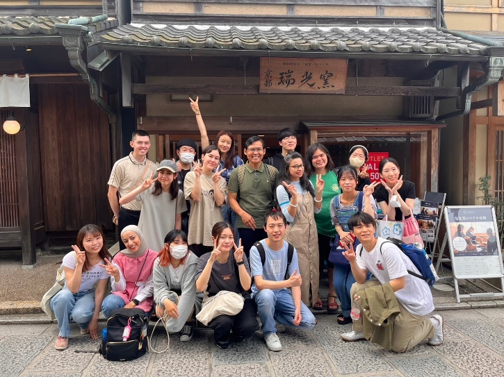 日本人学生と留学生たちの集合写真