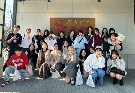 日中韓交流会に参加した学生たちが京都銘菓おたべの前で集合している写真