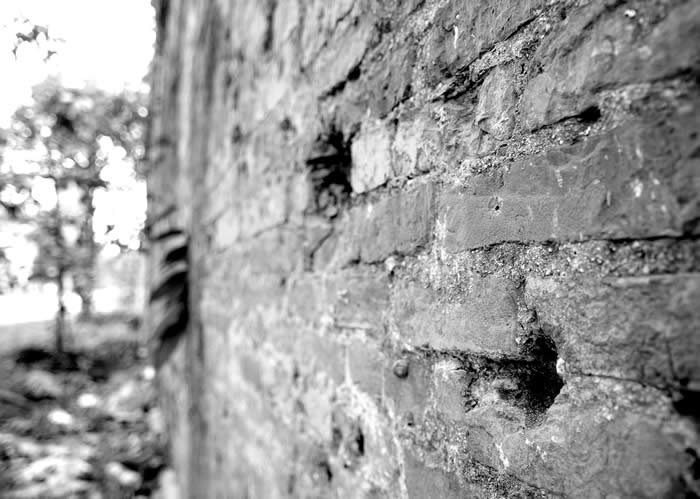 フエの旧市街地の壁に残る無数の銃弾痕
