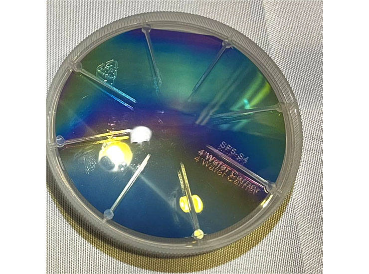 4インチウエハ上に成長した二酸化ゲルマニウムの写真