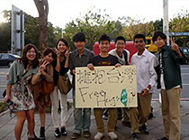 フリーハグの台湾の若者と記念写真