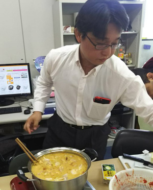 Prof.Yamasue put the finishing touches to chicken curry.