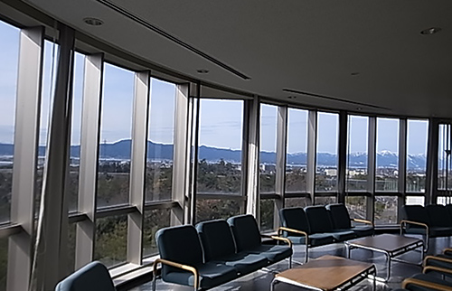 写真5-4-17 キャンパス内から琵琶湖を望む
