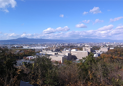 写真5-4-18 牟礼山からキャンパスを眺める