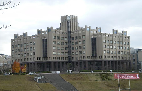 写真5-4-6 低層部にダークブラウンを用いた2層構成で安定感を出した高層建物の外観(アクロスウィング)