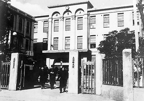 写真3-8　正門から臨む1940年代の存心館（広小路キャンパス）
