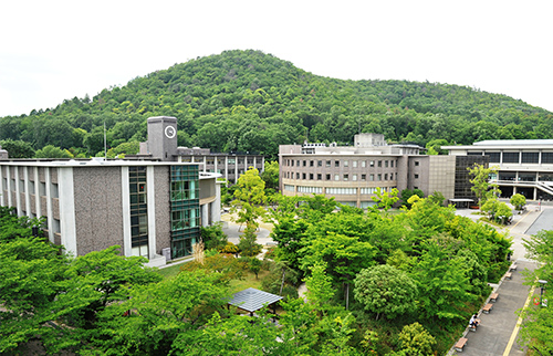 写真5-4-16 中央広場から衣笠山と存心館の時計台を望む