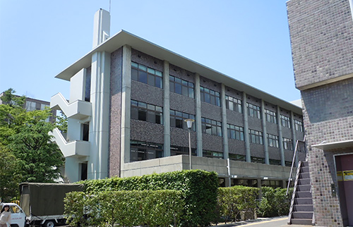 写真5-4-6 建物頂部の深い軒庇(志学館)