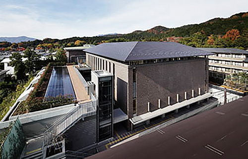 写真5-4-7 景観に配慮した近年整備事例:京都衣笠体育館(2012年竣工)2010年度美観風致審議会景観専門小委員会答申案件