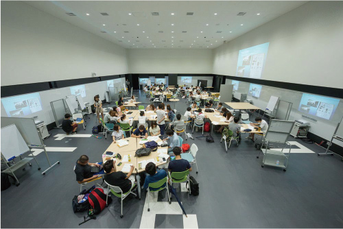 写真4-3-1 Learning Theaterを利用した授業風景(グッドデザイン賞二次審査A3補助資料より引用)