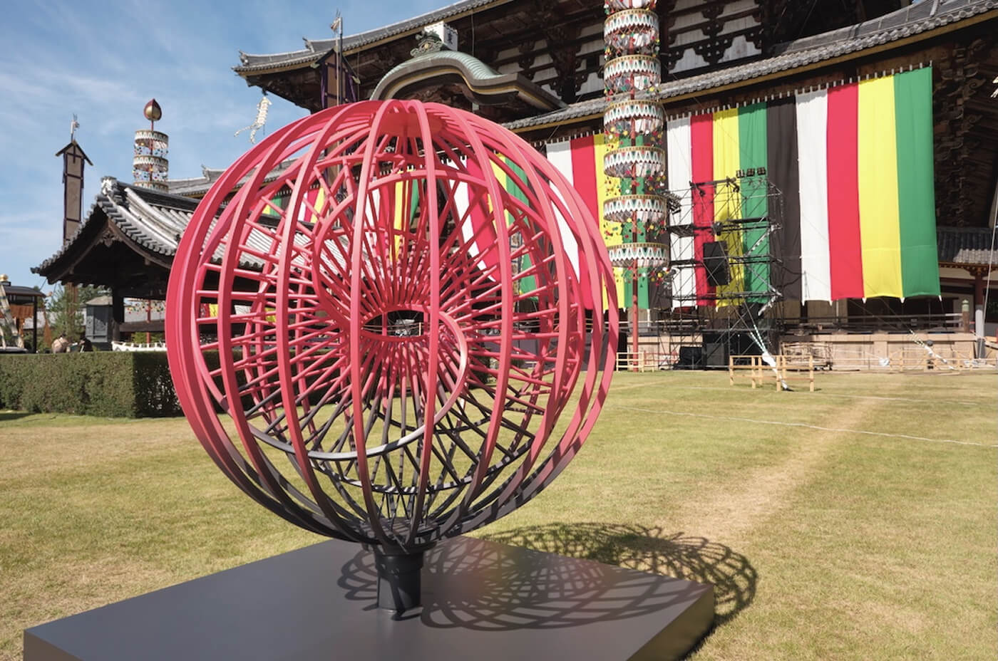 東大寺に奉納された《鎮める火群》（2023）
