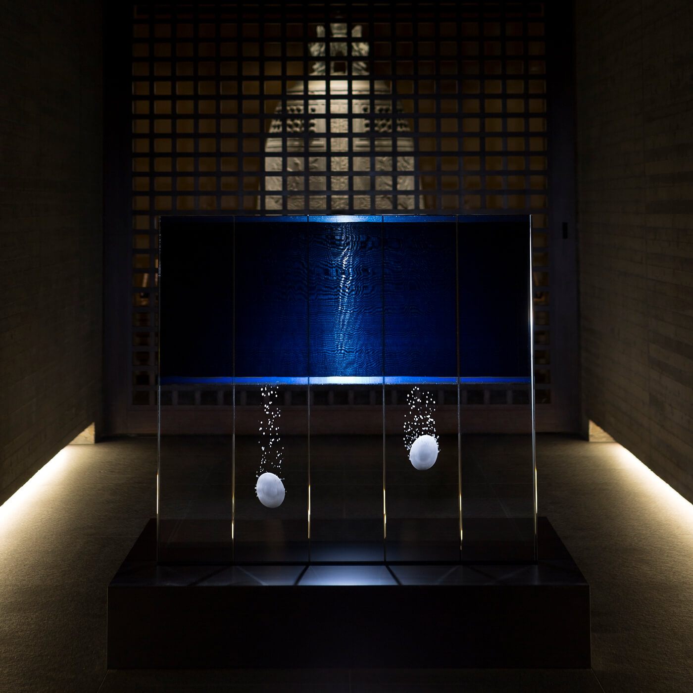 平等院に奉納された《鳳凰の卵》（2021）