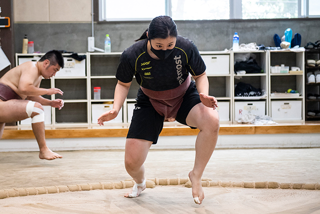 立ち合いの稽古に励む松本さん