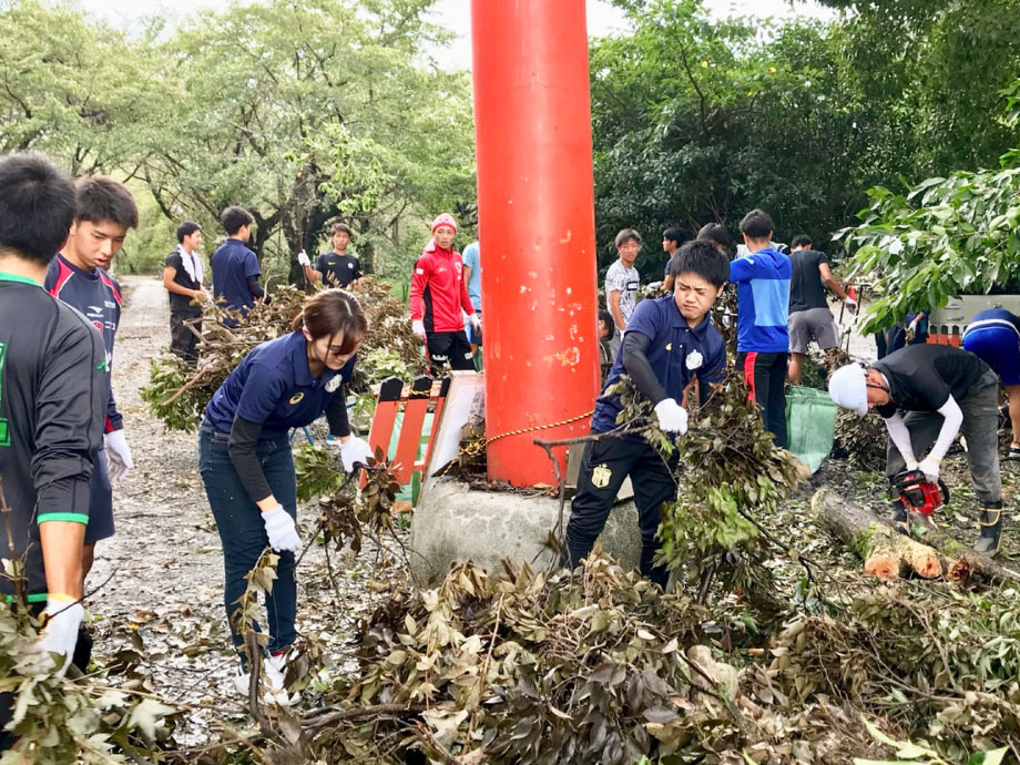 [写真]台風で被災した平野神社清掃