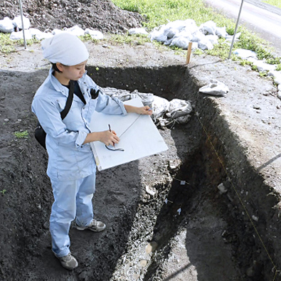 杉沢遺跡発掘調査にて、図面作成の様子