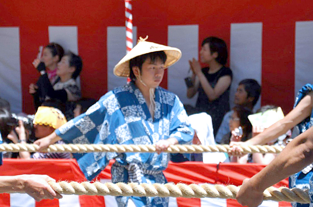 船鉾の曳き手として祇園祭に参加している様子