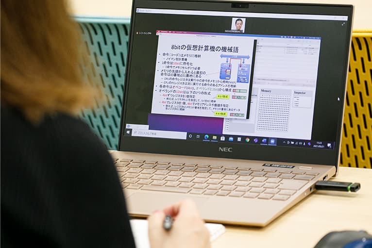 zoomで授業を受ける学生。チャット機能を使って質問をし、疑問を即座に解消していく。
