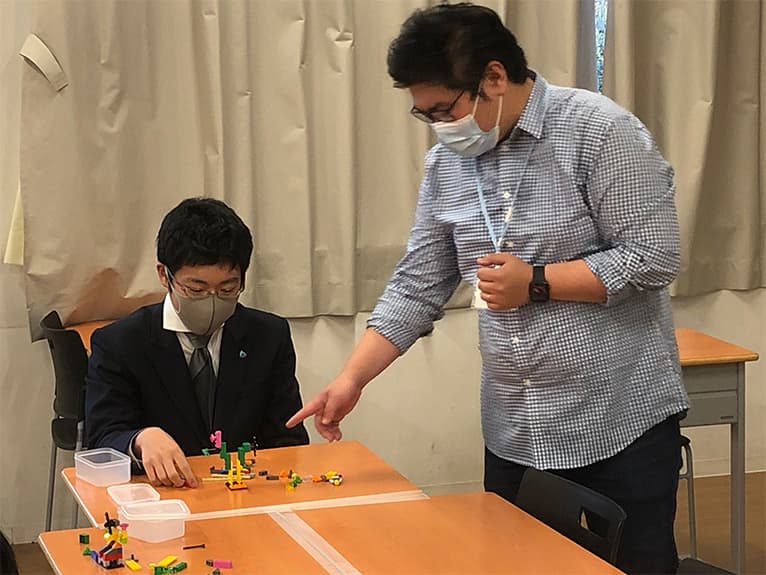 林准教授が出した課題に沿ってレゴを組み立てる高校生