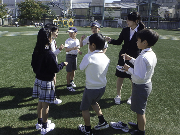 教育実習生とともに | ラーニングトピックス | 立命館小学校