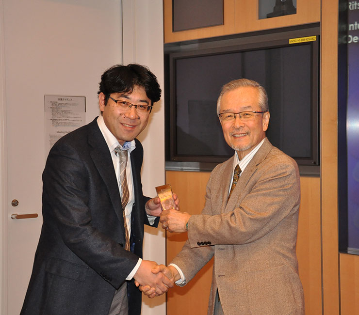 山本尚先生（審査委員長、写真右）から表彰を受ける前田先生