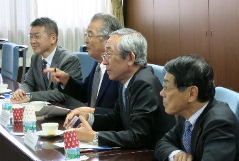 イドリス大臣と意見交換をする長田理事長、吉田総長