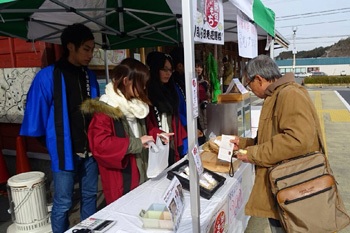 道の駅「ウッディー京北」で納豆もちを販売する学生たち