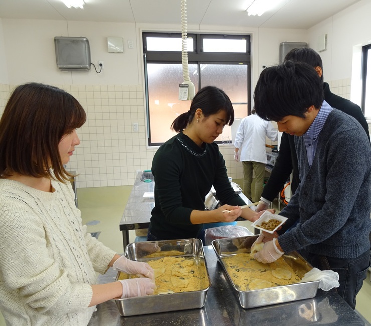 試作品をつくる学生たち