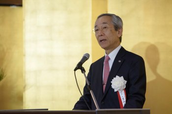 挨拶を述べる吉田総長