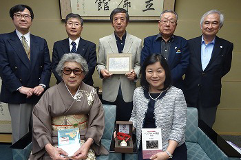 写真：河原教授（後列一番左）と児玉氏のご遺族（前列2名）とその他関係者