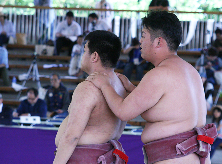 団体戦、お互いに気合を入れ合う丹羽選手と櫻井選手