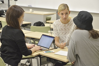 英語で留学生と積極的に意見交換