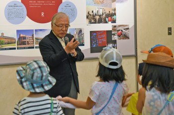 子どもたちに語りかける安斎育郎名誉館長