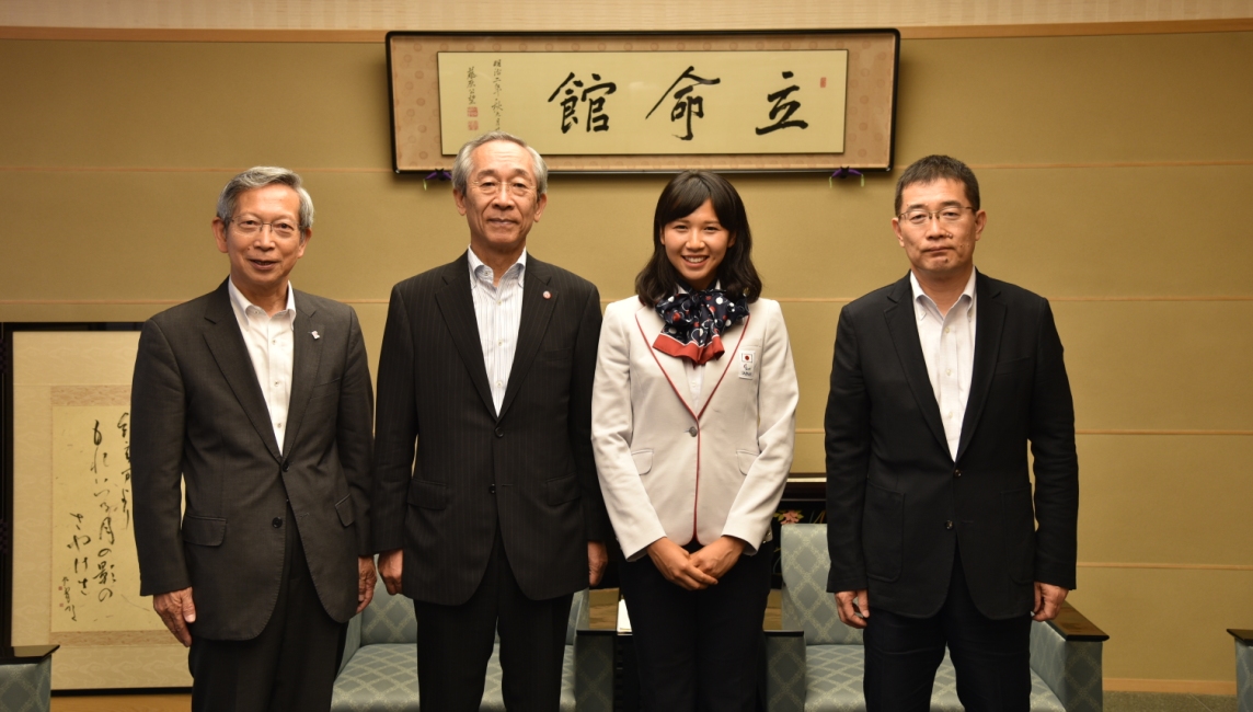 リオ2016パラリンピック出場の日野未奈子さんが吉田美喜夫学長を表敬訪問