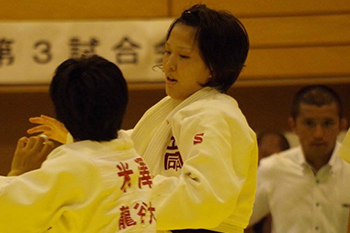 (写真：右)主将の佐藤美咲選手は決勝で僅差敗れるも、全国でのリベンジが期待されます。